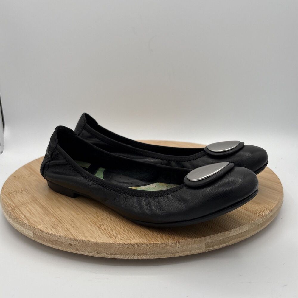Born Ballet Flats Womens 8 Black Leather Comfort Round Toe Silver Tone Medallion - Picture 2 of 10
